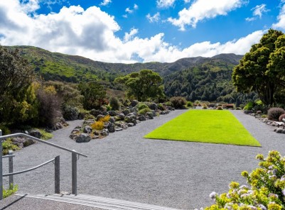 Picture of the green lawn and surrounding gardens at Ōtari outside the Leonard Cockayne Centre